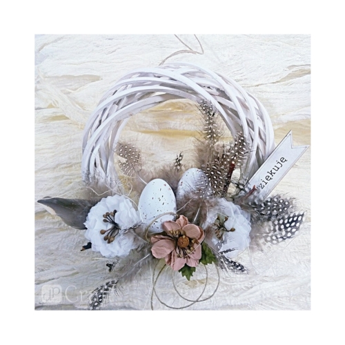 Jajka przepiórcze z piórkami białe