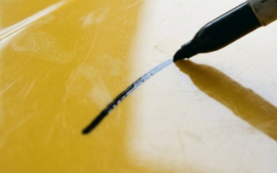 Czym pisać po plastiku? Skuteczne narzędzia i techniki
