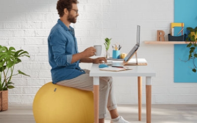 Piłka do siedzenia przy biurku - wzmocni kręgosłup i zniweluje bóle pleców