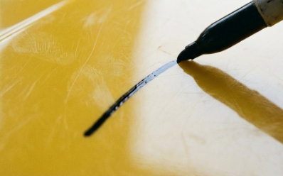 Czym pisać po plastiku? Skuteczne narzędzia i techniki